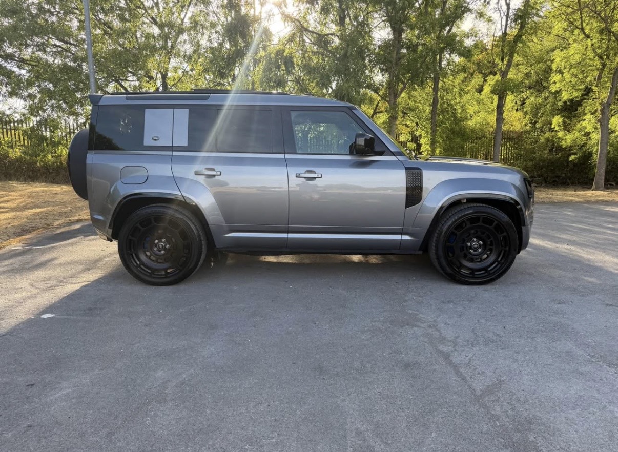 Land Rover Defender - Image 3