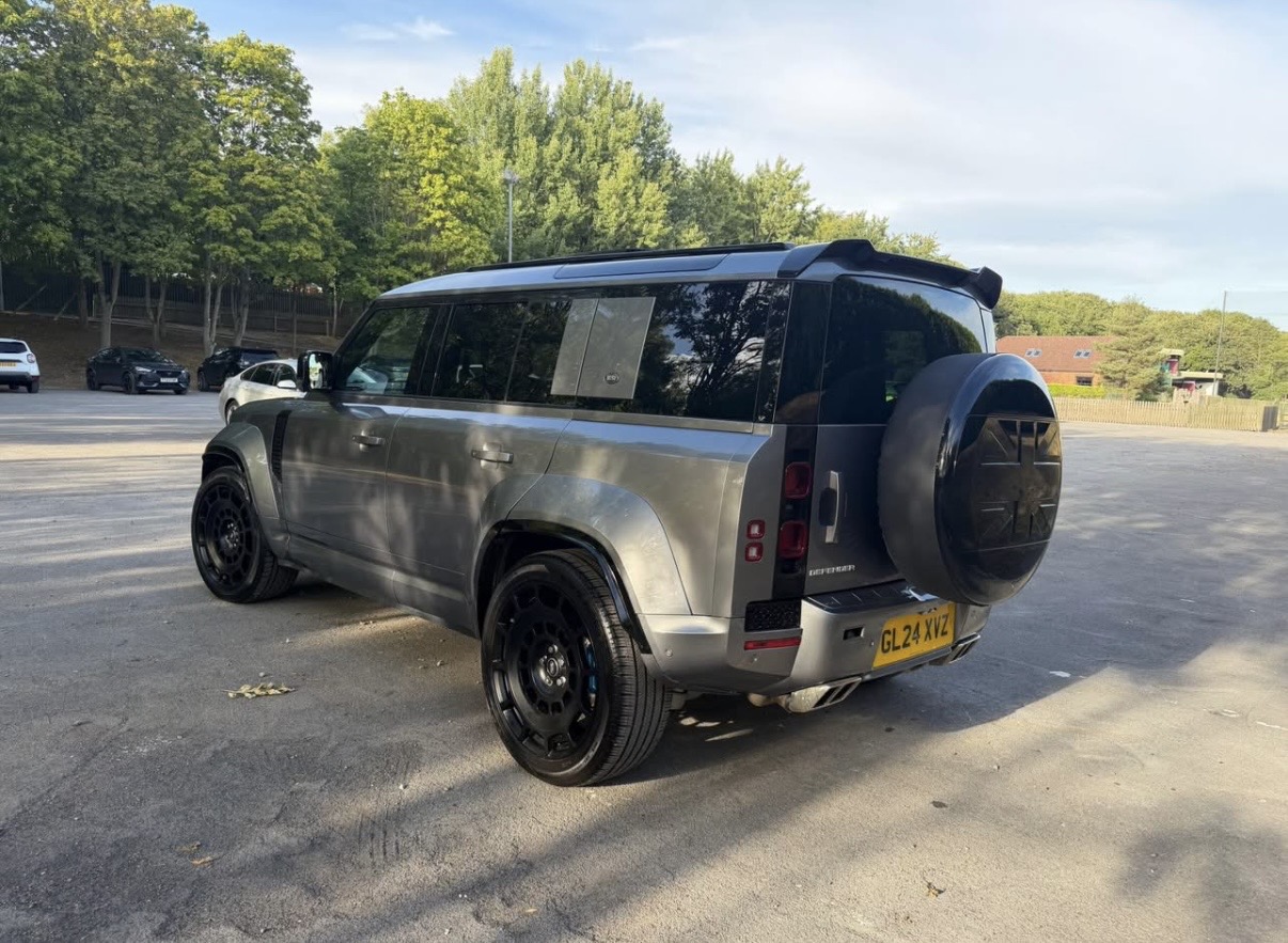 Land Rover Defender - Image 4