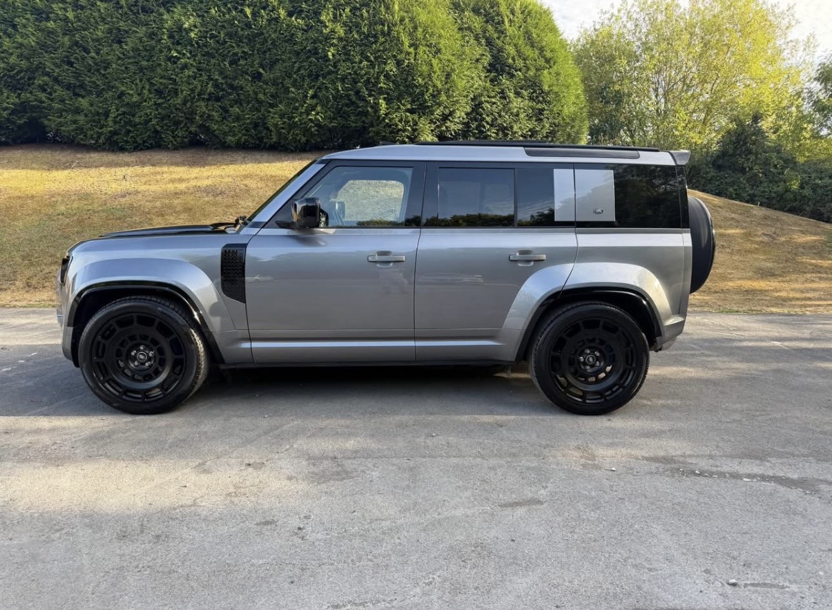 Land Rover Defender - Image 6