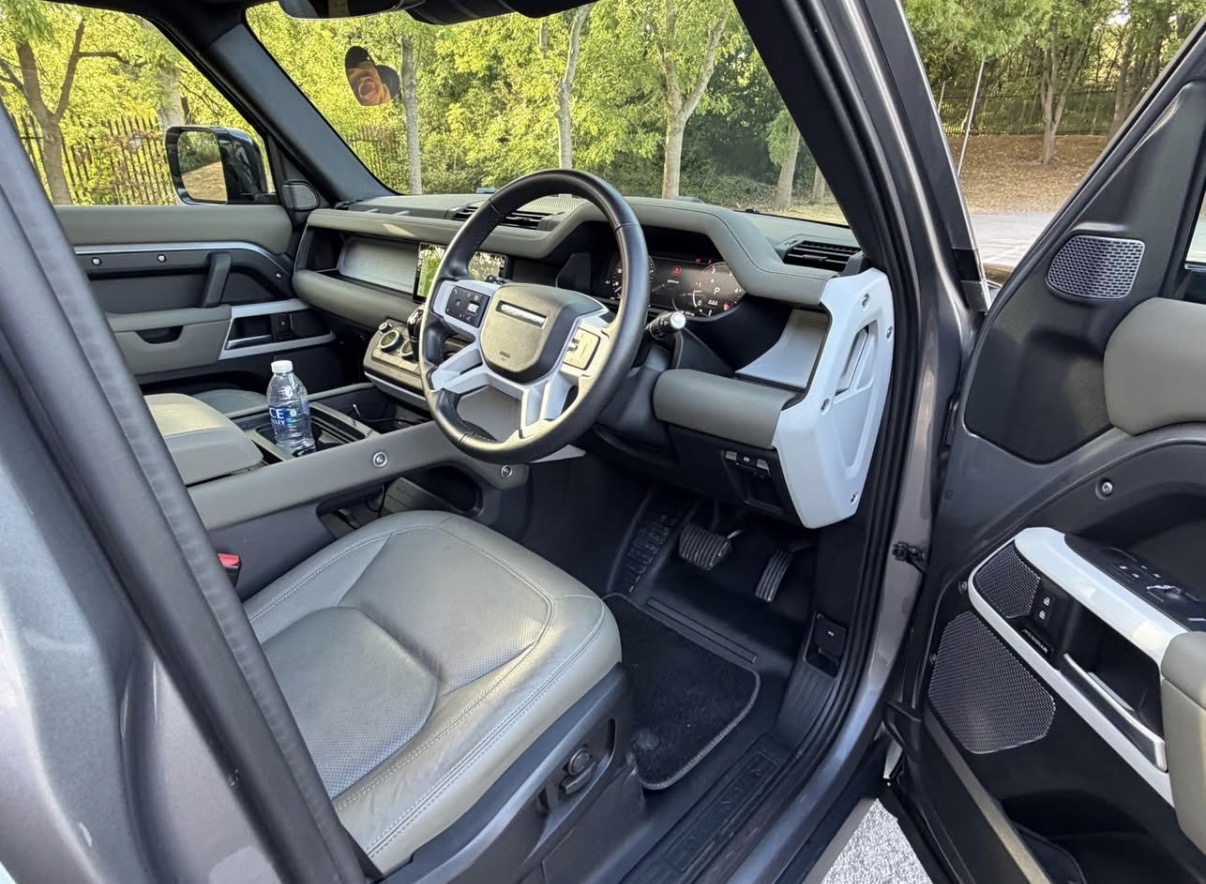 Land Rover Defender - Image 9