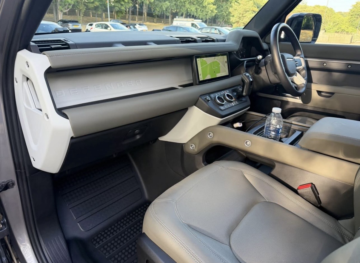Land Rover Defender - Image 12