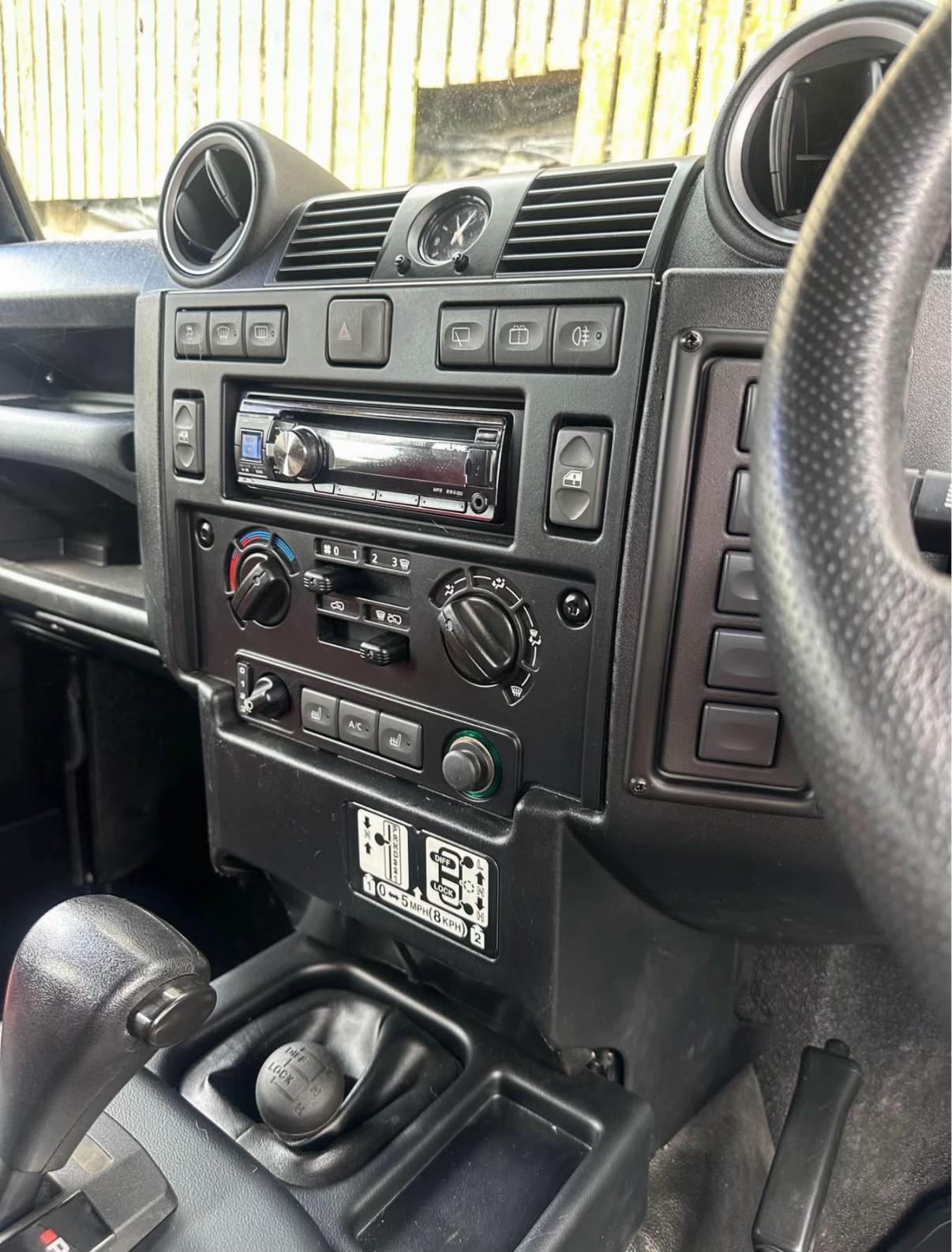Land Rover Defender - Image 8